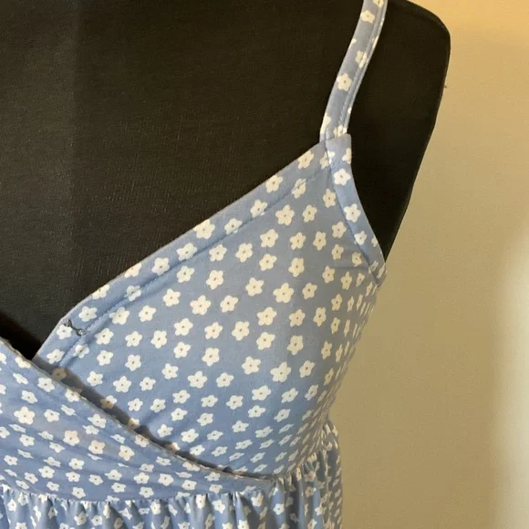10. Hollister Blue and White Floral Sleeveless Mini Dress Size Small - Picture 6 of 9